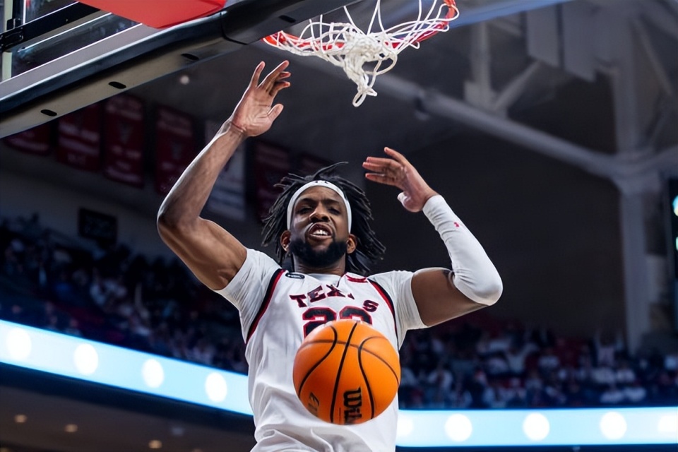 包含热火新赛季签下实力内线，提升球队实力的词条