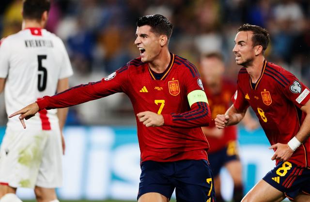 包含意大利强势巴黎，加维完成帽子戏法的词条