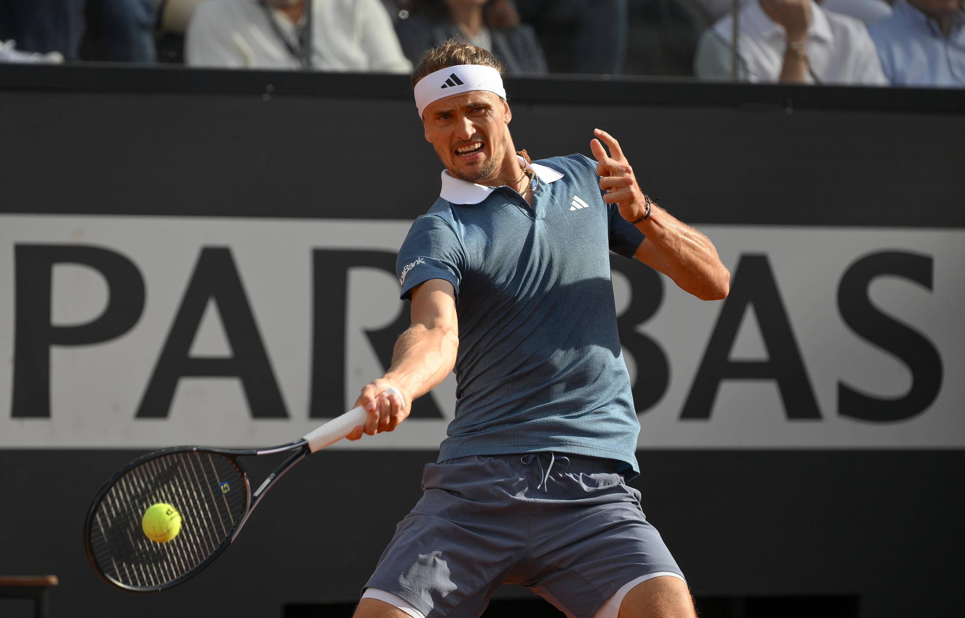 包含欧洲网球队碾压英国网球队，兹维列夫关键制胜的词条