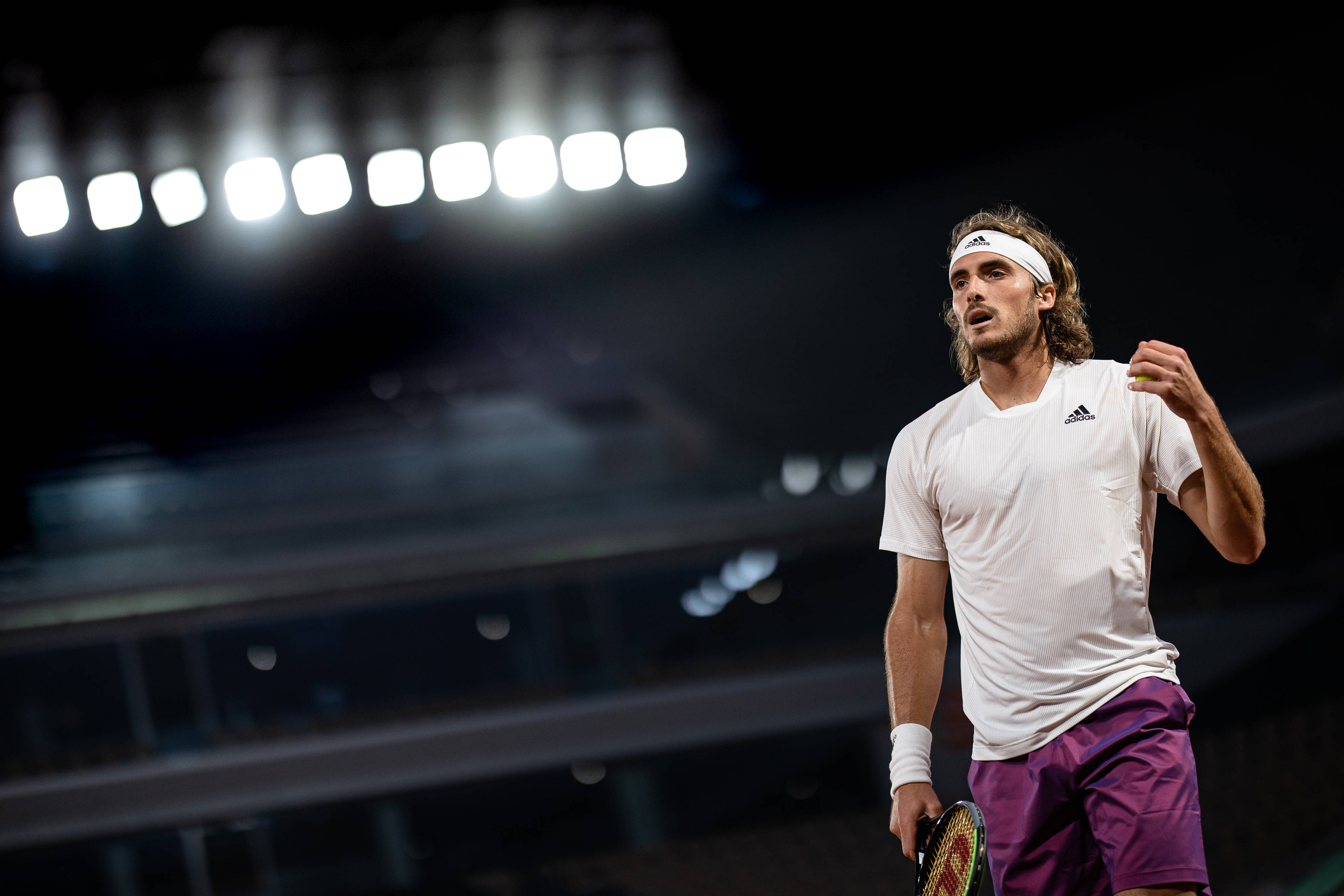 包含世界网球队翻盘澳大利亚网球队，西西帕斯完成帽子戏法的词条