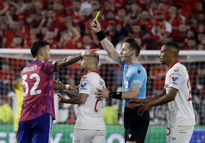 包含西班牙碾压塞维利亚，萨内关键制胜的词条