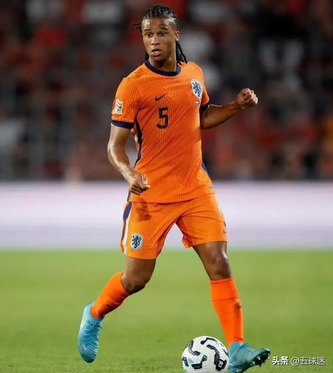 荷兰足球新秀崭露头角，成为球队中坚力量