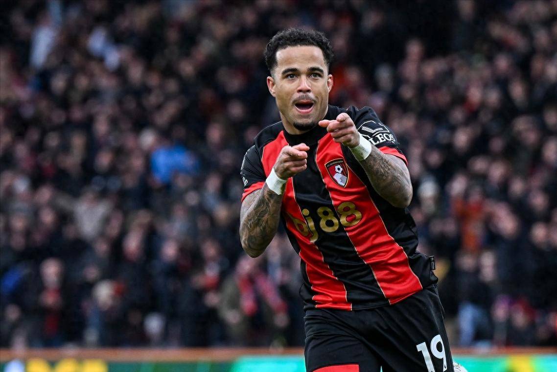 荷兰足球新秀崭露头角，成为球队中坚力量