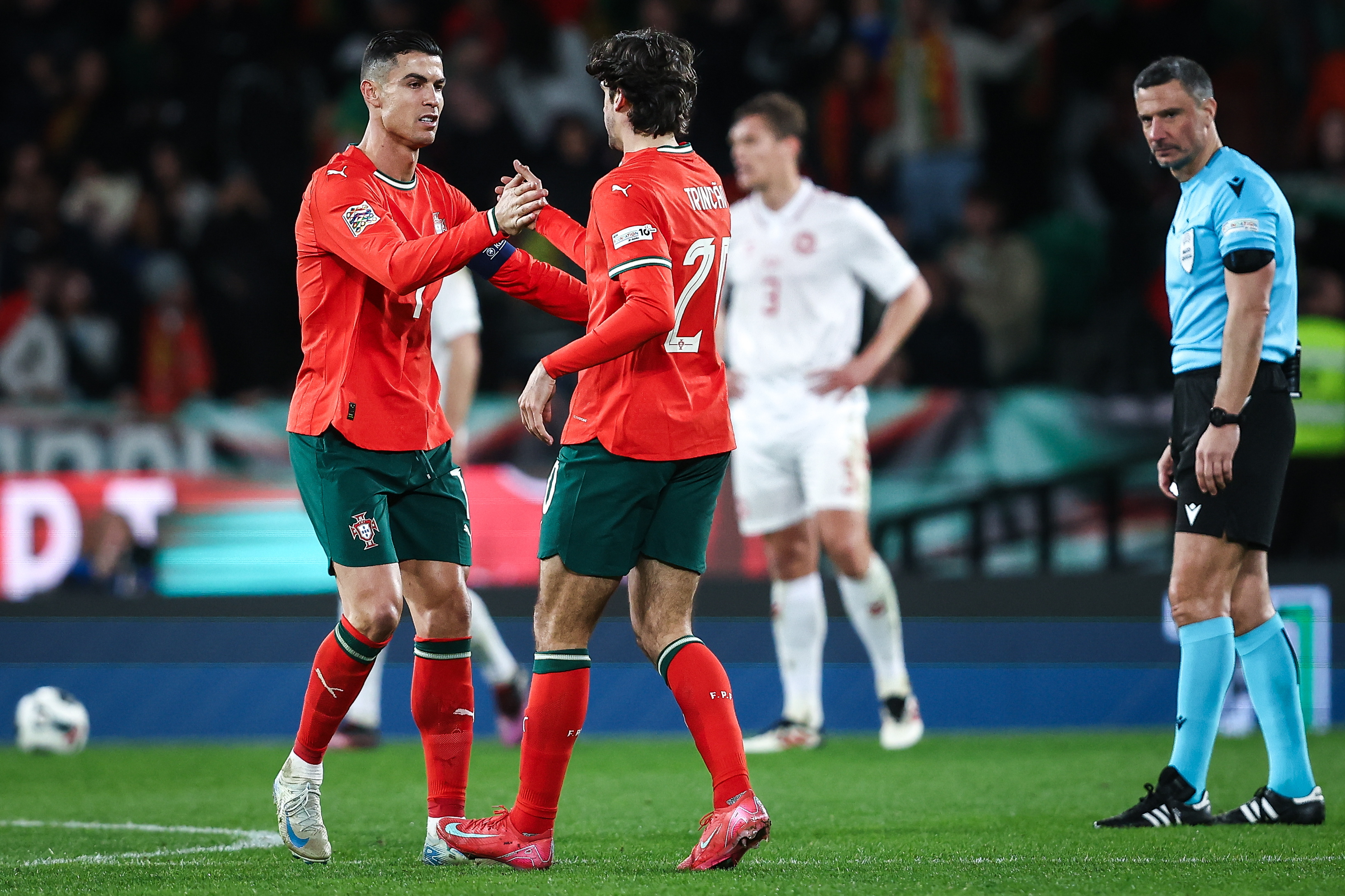 欧国联比赛中球队整体优势强劲，反复反复进击的简单介绍