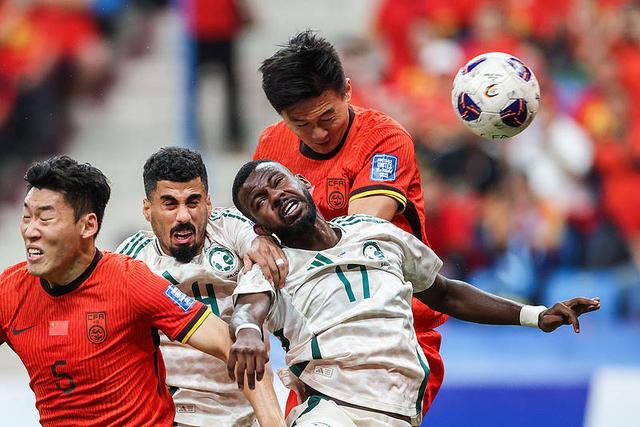 包含紧张激烈的足球盛事引发球迷热烈讨论的词条