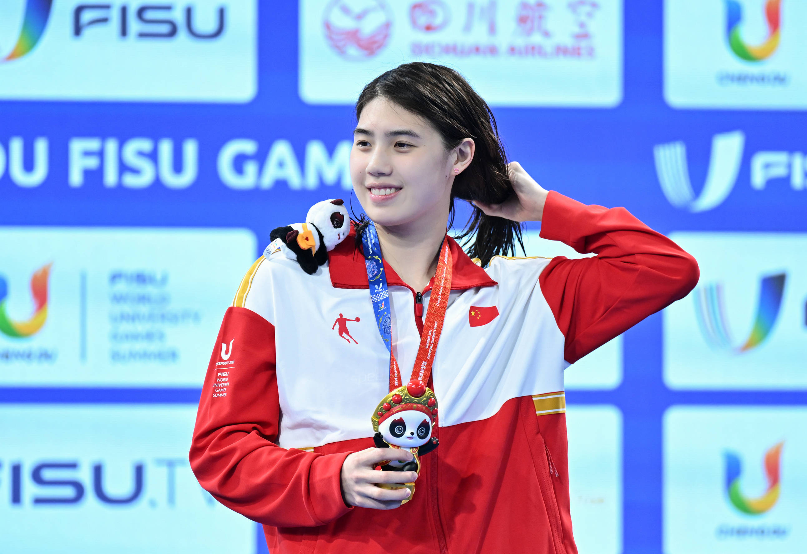 游泳名将再次登上领奖台，夺冠