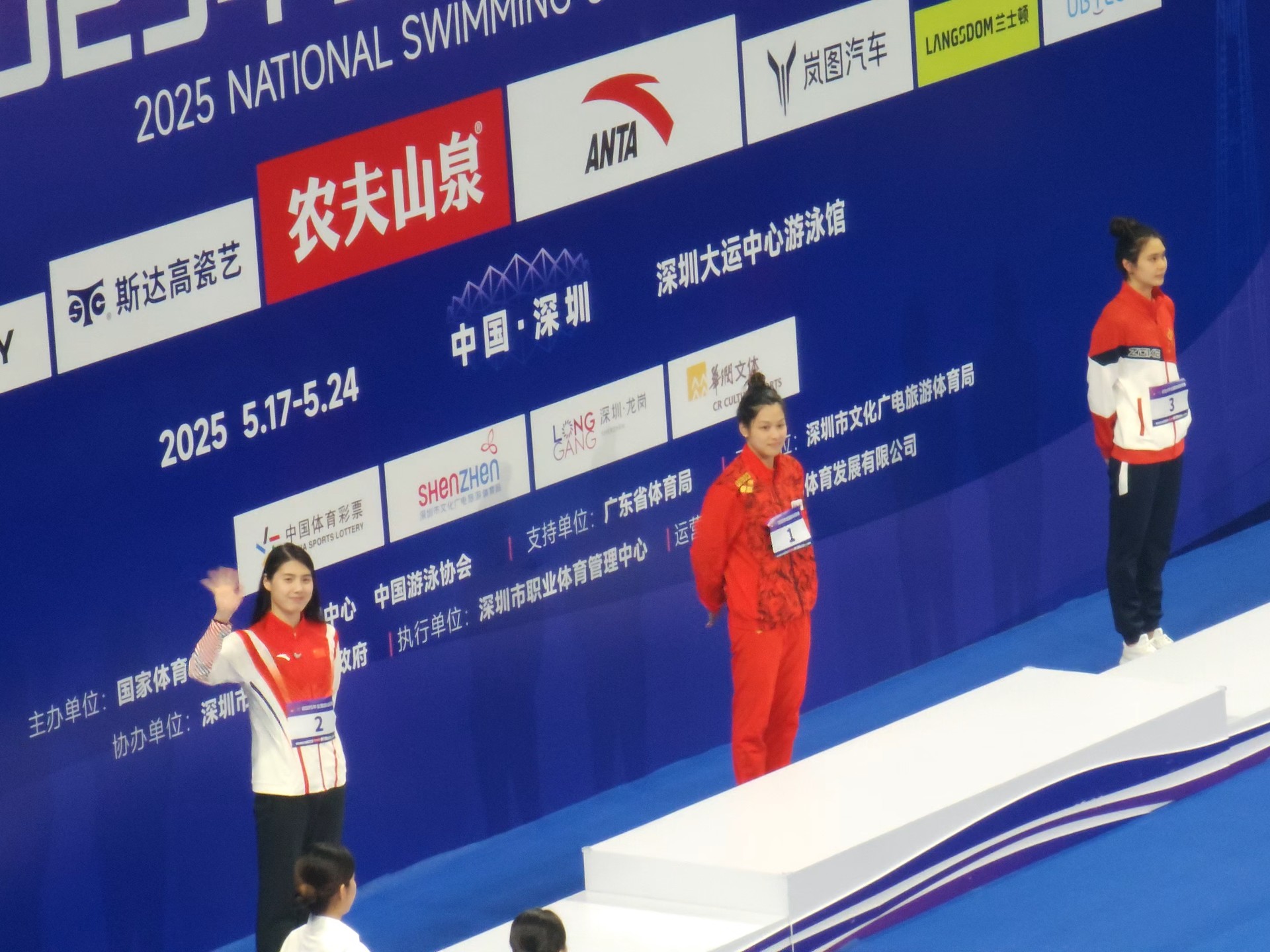 游泳名将再次登上领奖台，夺冠