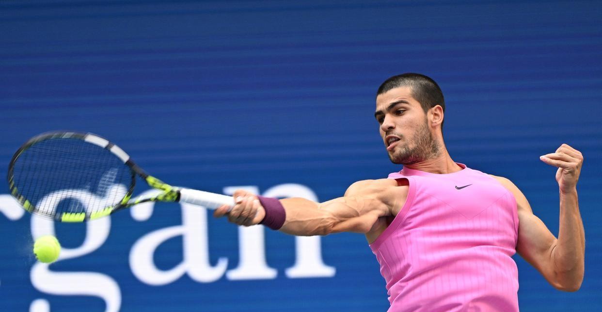 西班牙选手在网球赛场取得胜利