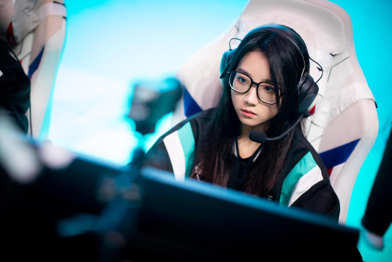 现场解说员热情解说比赛精彩瞬间