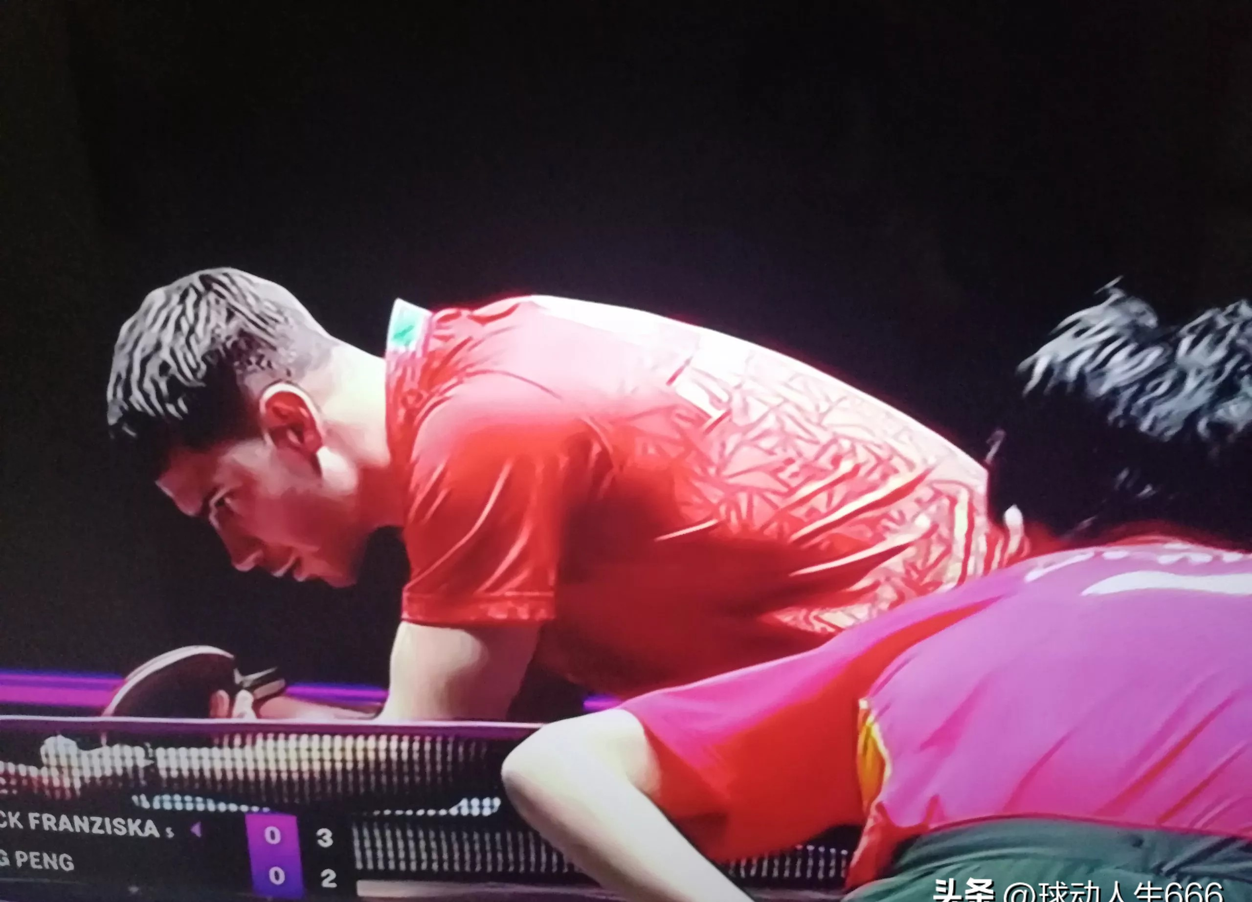 现场解说员热情解说比赛精彩瞬间