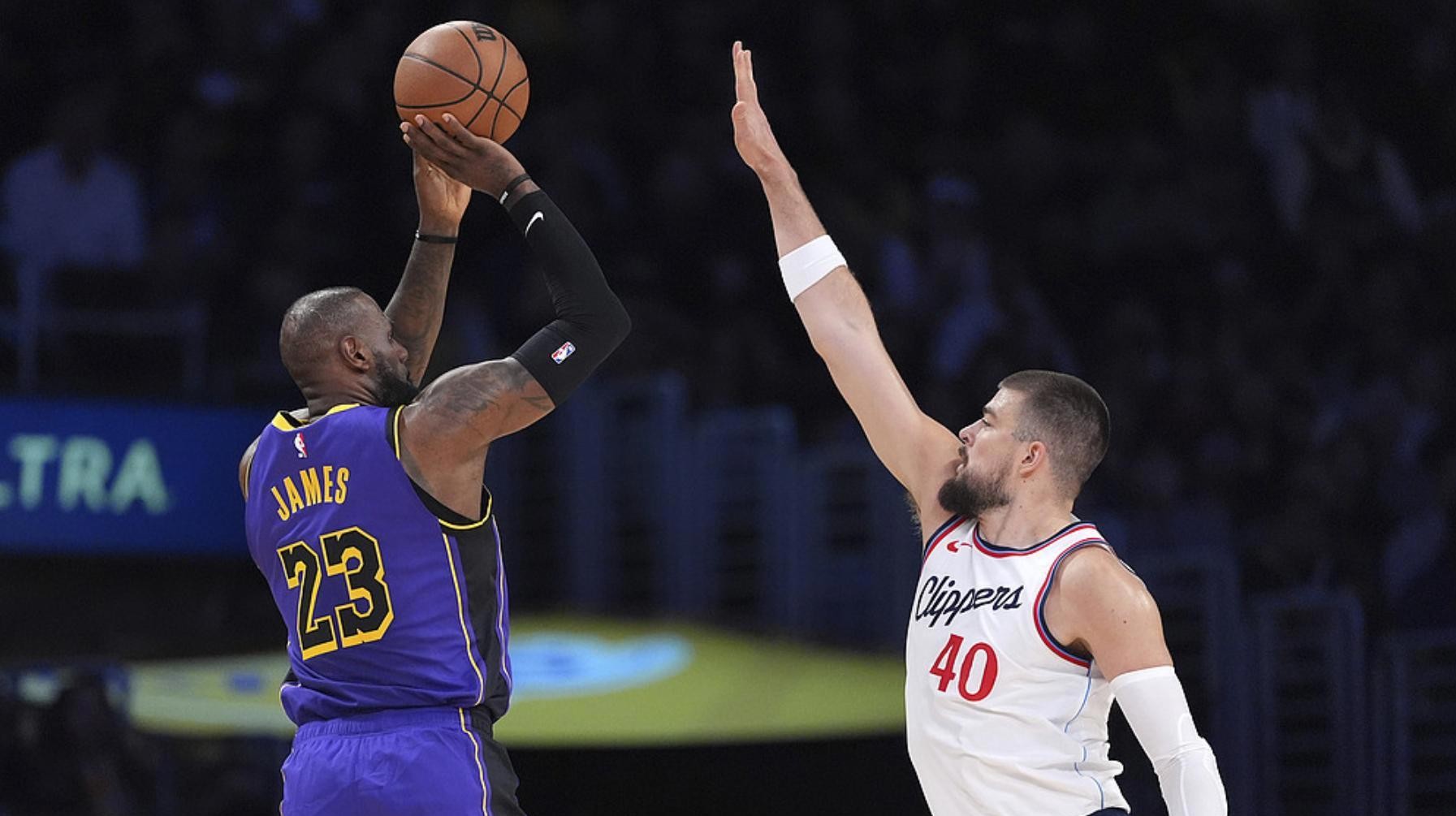 关于湖人不敌老鹰遭遇首败，戴维斯表现尚可的信息