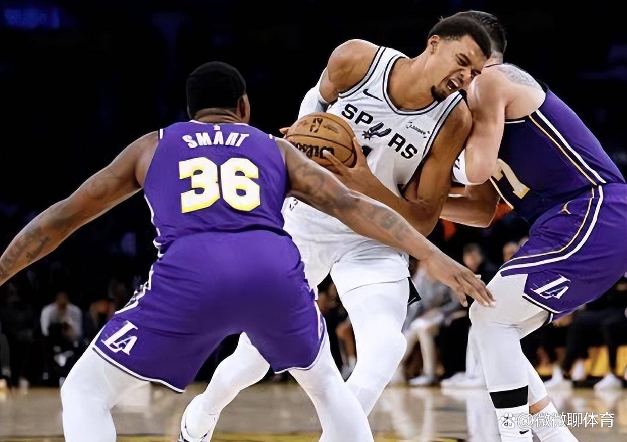 关于湖人不敌老鹰遭遇首败，戴维斯表现尚可的信息