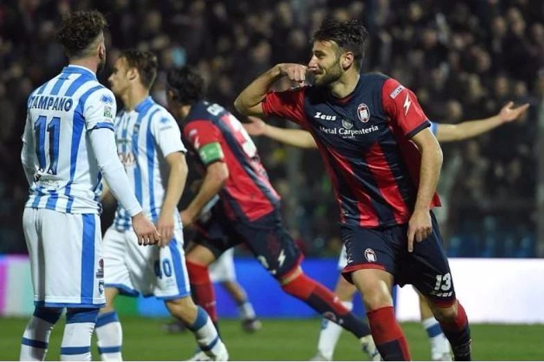 克罗托内客场不败，继续保持不败战绩的简单介绍