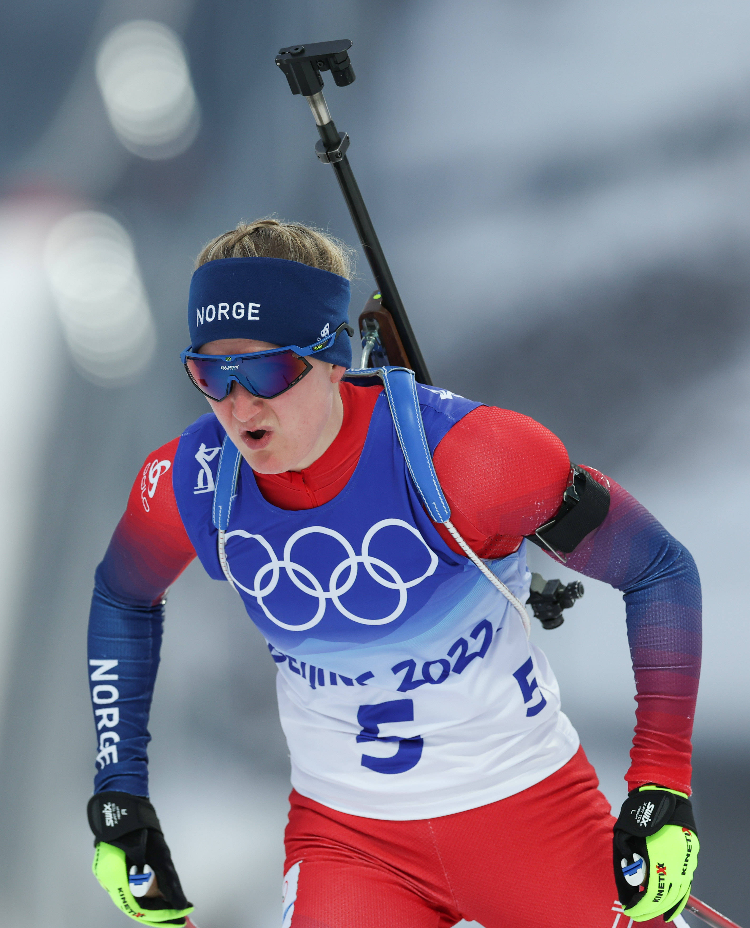 挪威选手在赛场上展现出色技艺轻松夺冠