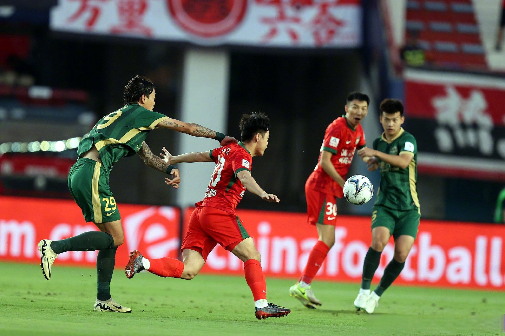 包含河南建业队员集中精力备战国际友谊赛，永不放弃的词条