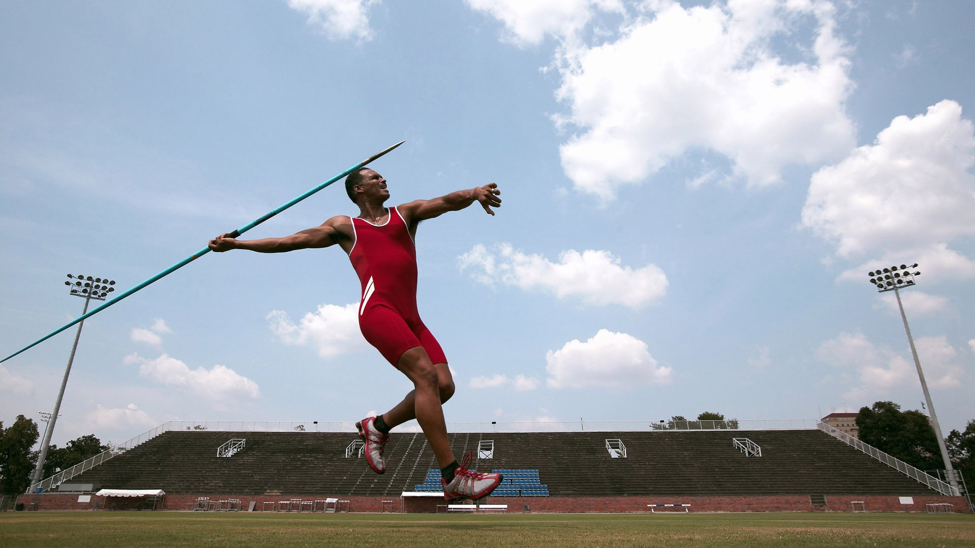 阿坎吉，北欧德比的巨人舞台，越大越强的瑞士铁闸